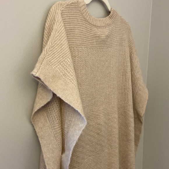 ⭐️Universal Threads Oatmeal Poncho Batwing sweater one size - Picture 6 of 8